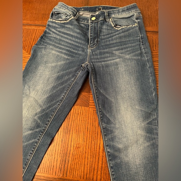 White House Black Market Cropped Blue Jeans size 6 - Picture 5 of 7